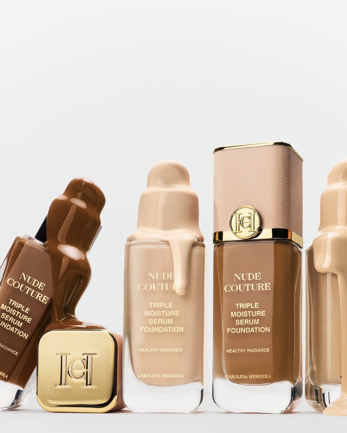 studio bakuza fond de teint nude couture carolina herrera hand holding a make up brush and sponge